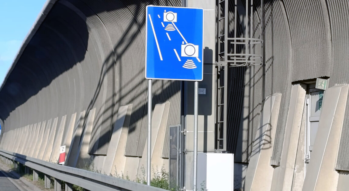 Odcinkowy pomiar prędkości na AOW – znak mówiący o rozpoczęciu odcinkowego pomiaru prędkości