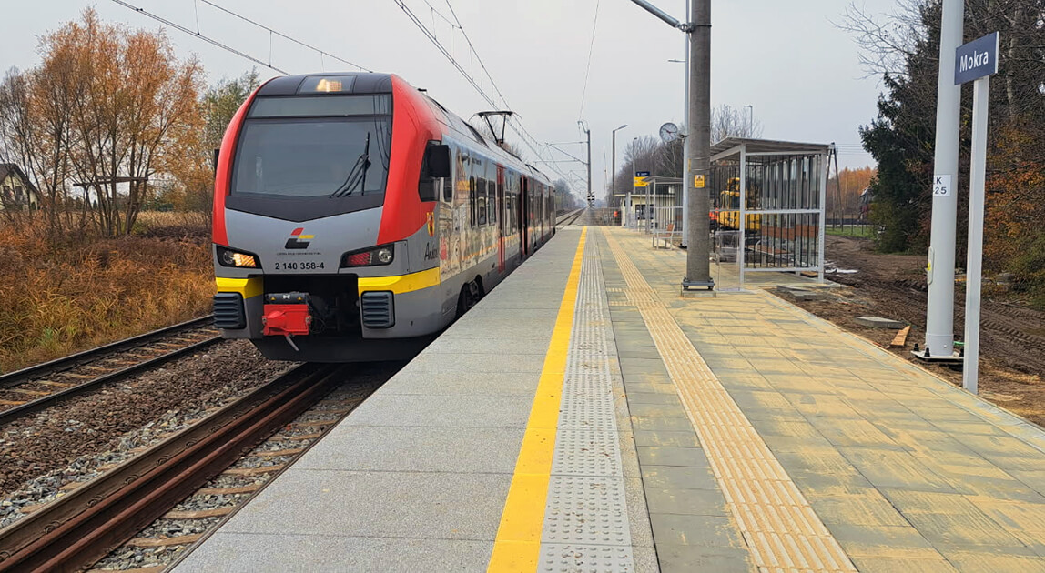 Przystanek Mokra - pociągi jadą ze Skierniewic do Bełchowa