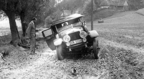 Samochód w błocie - drogi niepodległości