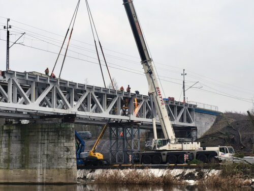 Budowa drugiej nitki mostu kolejowego w Obornikach – montaż przęseł