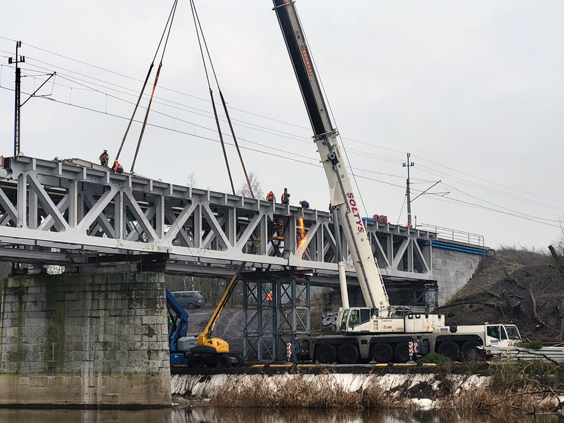 Budowa drugiej nitki mostu kolejowego w Obornikach – montaż przęseł