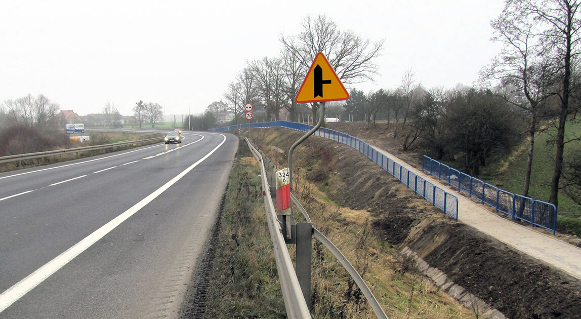 Nowy chodnik w ciągu DK10