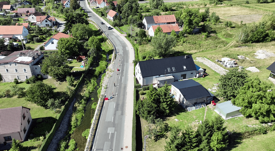 Zniszczona droga i mury oporowe w Kamienicy nad Białą Wodą – przebudowa drogi w Kamienicy – przetarg na projekt