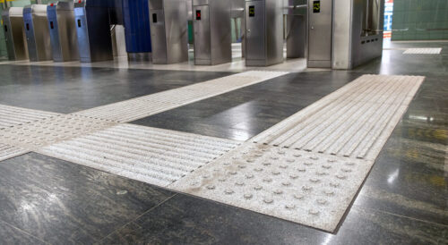 Oznakowanie dotykowe w metrze Warszawy na starszej stacji