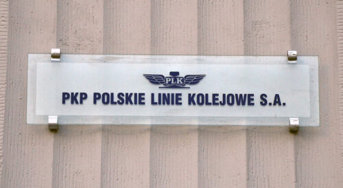 Porozumienie PLK ze stroną społeczną – zmiany w ZUZP – tabliczka PKP Polskie Linie Kolejowe