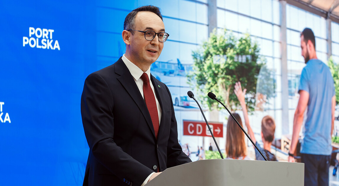 Port Polska: kluczowe umowy, przetargi i pozwolenia budowlane - minister infrastruktury Dariusz Klimczak