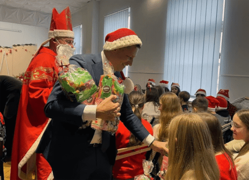 Misja humanitarna WMK dla Drohobycza – przekazanie paczek pomocowych przez Piotra Ziętarę, prezesa WMK