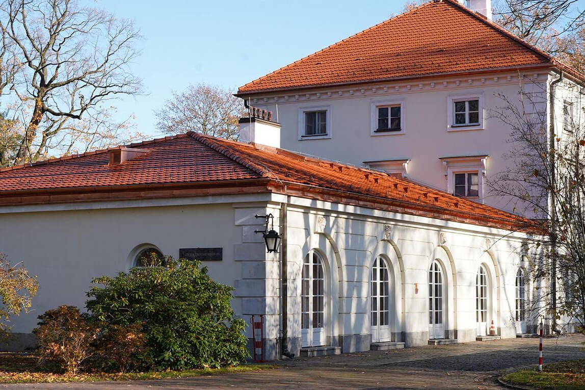 Nowy dach na oficynie pałacowej w Natolinie