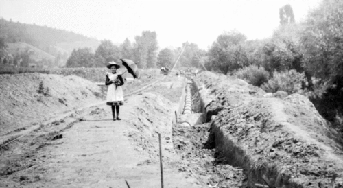 125 lat Wodociągów Miasta Krakowa – archiwalna fotografia z tajemniczą dziewczynką