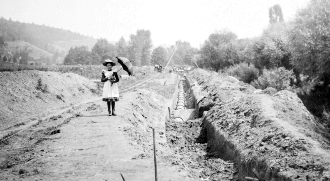 125 lat Wodociągów Miasta Krakowa – archiwalna fotografia z tajemniczą dziewczynką