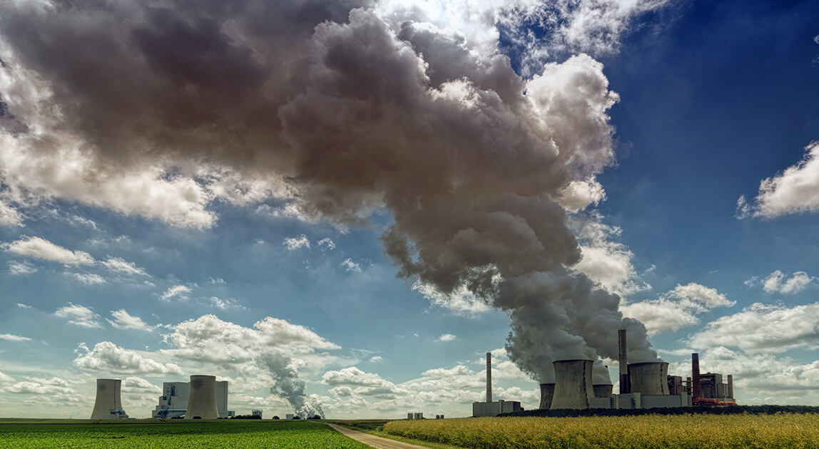 Cel klimatyczny UE 2040 – redukcja emisji o 90 proc. – pracująca fabryka – emisja