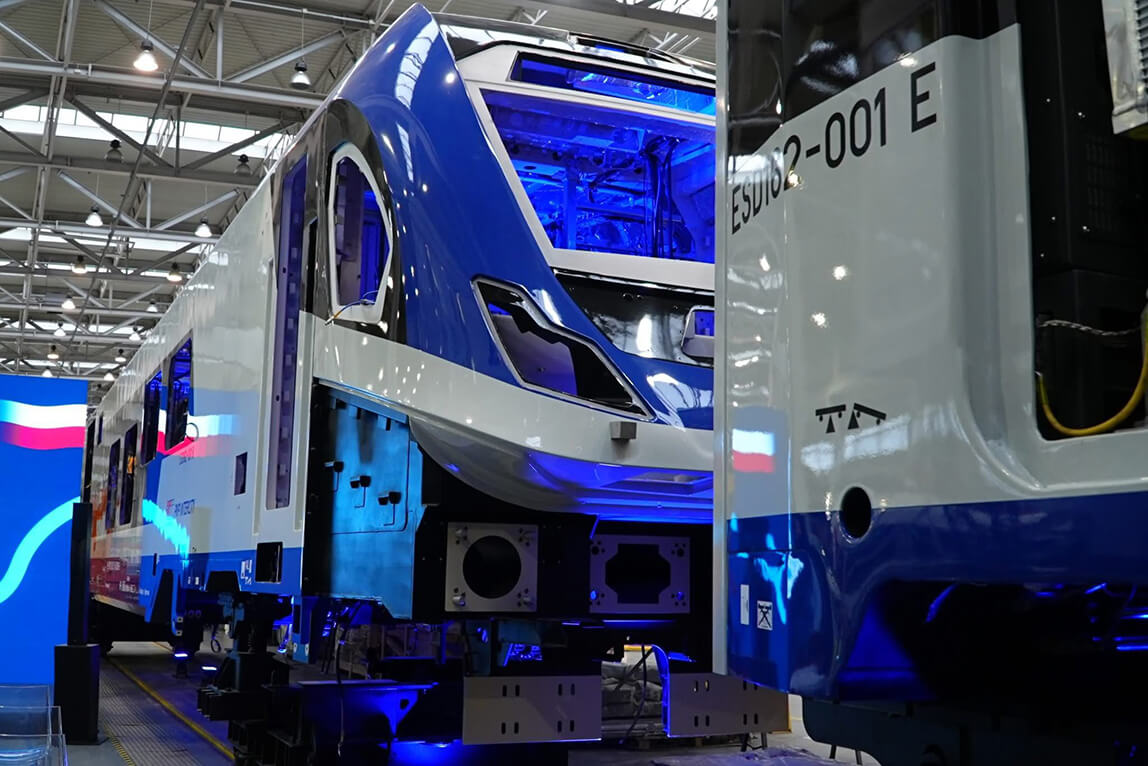 Hybrydowy zespół trakcyjny PKP Intercity w zakładach NEWAG