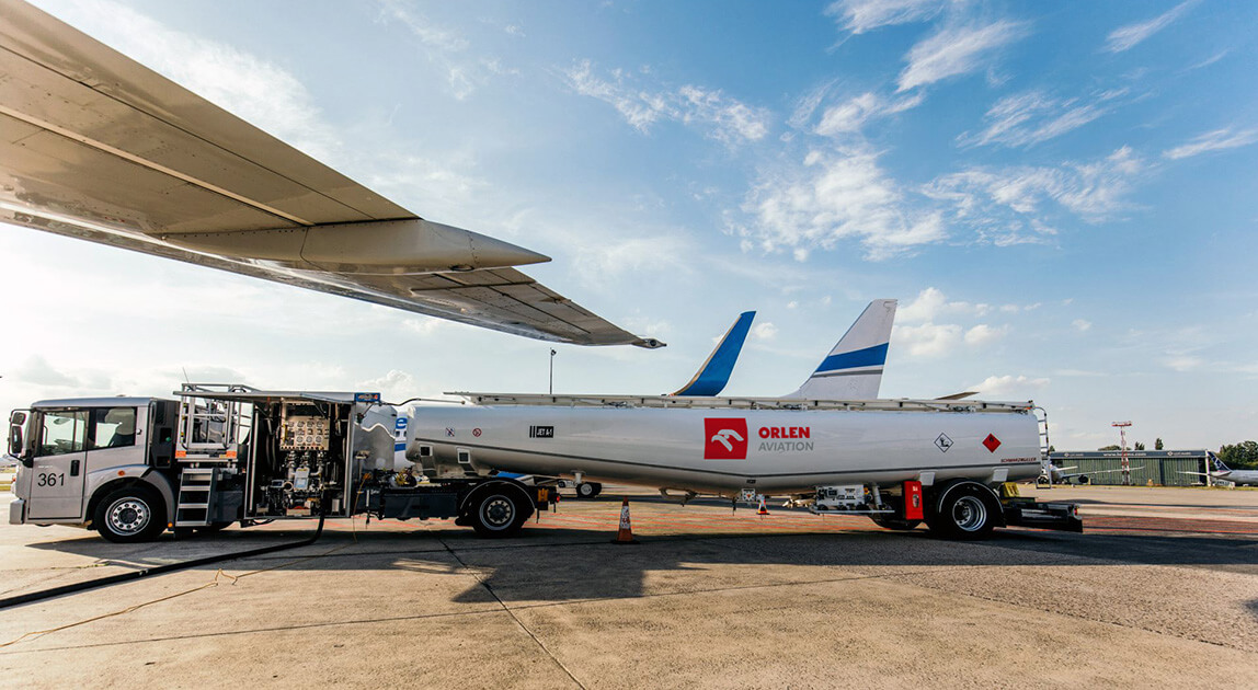 Tankowanie samolotów – operacja into-plane