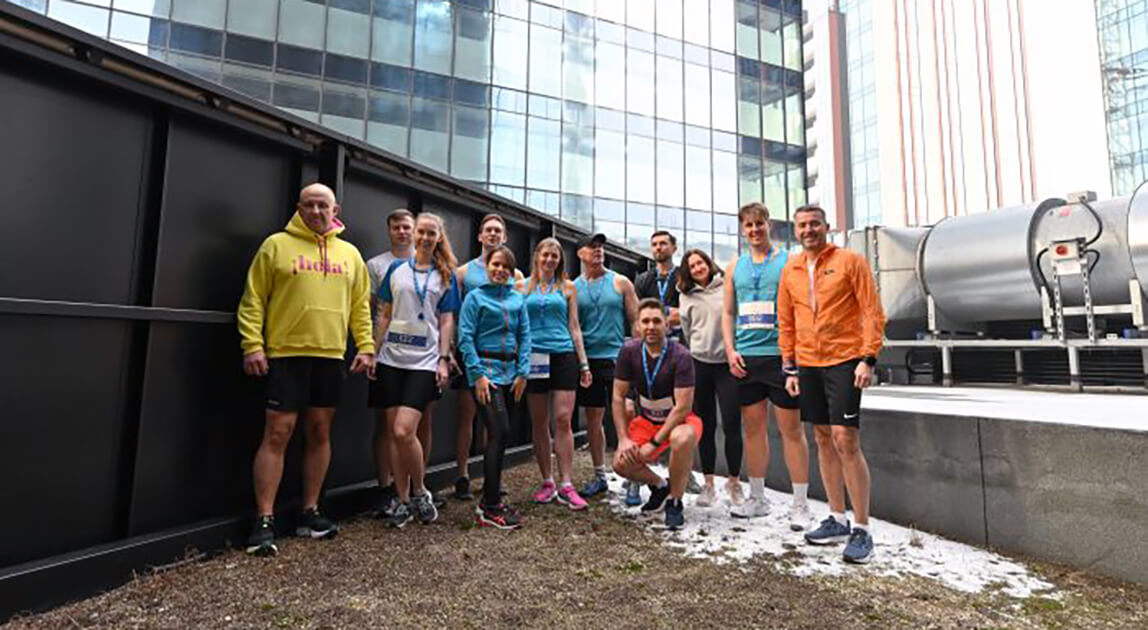 Skyliner Everest Run – uczestnicy na klatce schodowej Skylinera