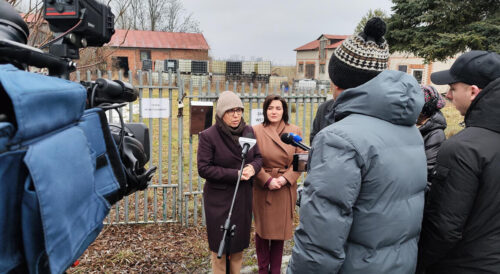 Paulina Hennig-Kloska podczas wizyty w Chodowie w sprawie usunięcia nielegalnych odpadów