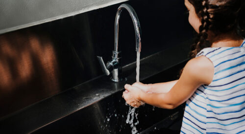 Nowa taryfa wodno-ściekowa w Krakowie od 2026 r. Dziewczynka myjąca ręcę.