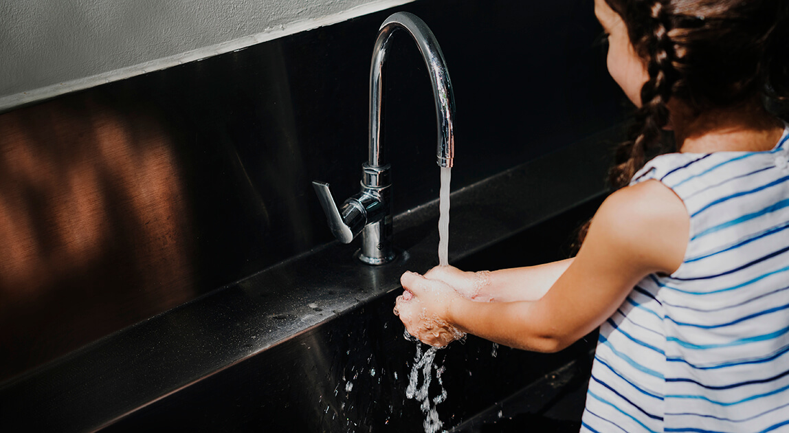 Nowa taryfa wodno-ściekowa w Krakowie od 2026 r. Dziewczynka myjąca ręcę.