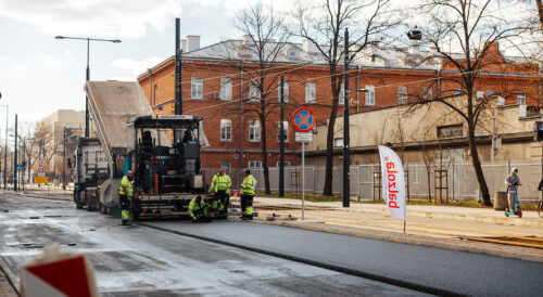 Modernizacja ul. Rakowieckiej – układanie asfaltu