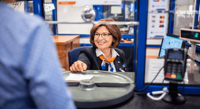 Kobiety w PKP Intercity - kobieta w kasie biletowej