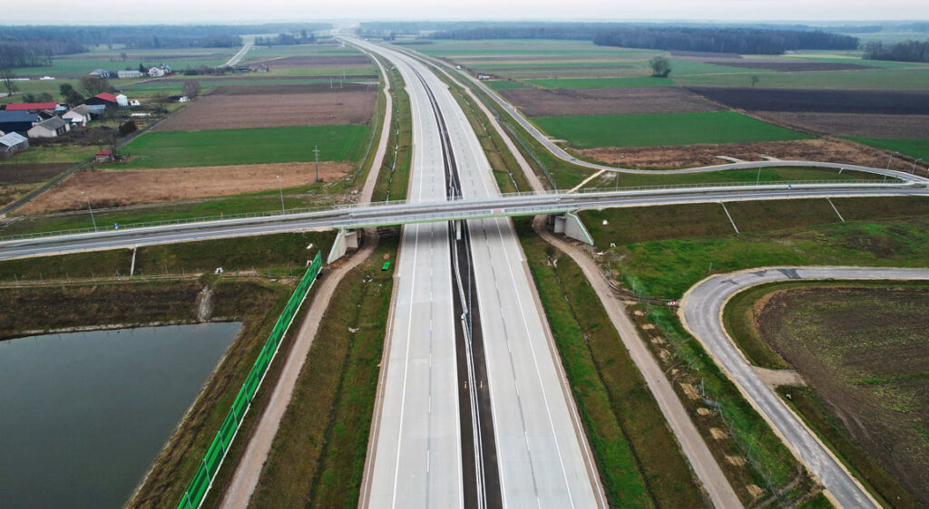 Nawierzchnie dróg z betonu o obniżonym śladzie węglowym to przyszłość czy już teraźniejszość budownictwa?
