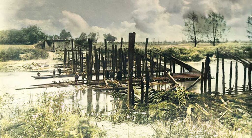 Spalony przez powstańców Most Ciechowicki, widok na stronę grzegorzowicką, ok. 1921 r.