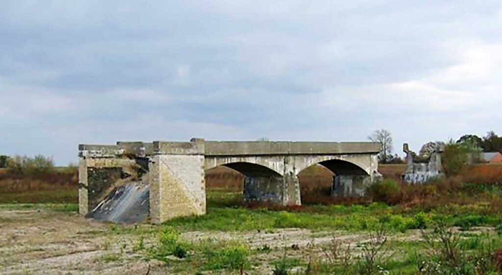Zachowane fragmenty mostu współcześnie