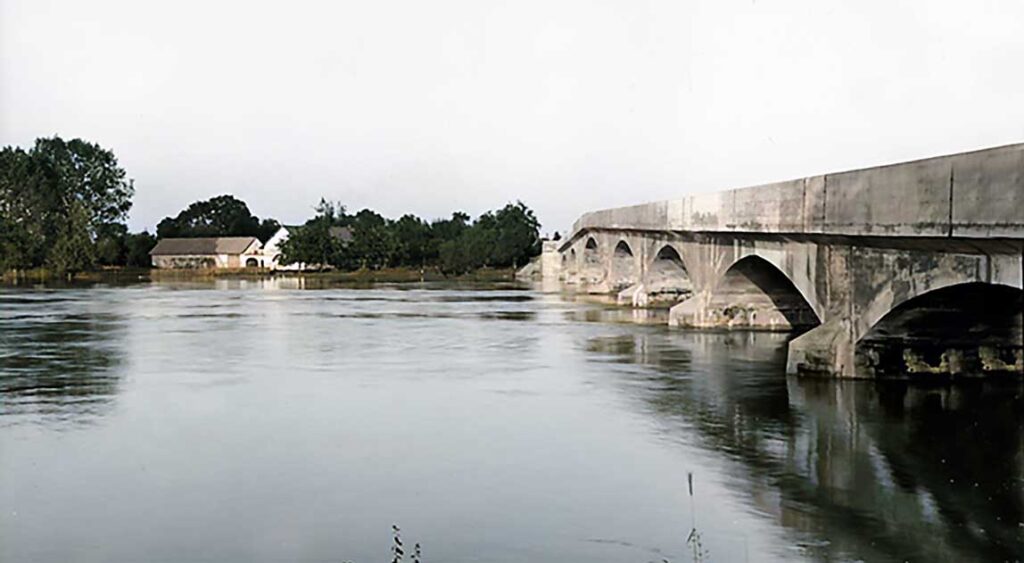Żelbetowy Most Ciechowicki, widok z boku, po drugiej stronie Odry Ciechowice, prawdopodobnie 1930 r.