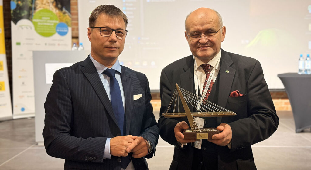 Prezes PIIB Mariusz Dobrzeniecki wręcza pamiątkową statuetkę przewodniczącemu ZMRP prof.&nbsp;Adamowi Wysokowskiemu