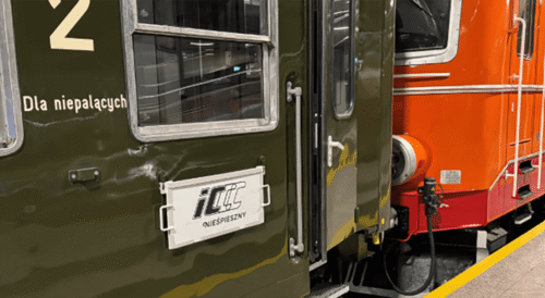 Pociąg Nieśpieszny PKP Intercity z historyczną lokomotywą