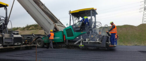 Umowa na przebudowę skrzyżowania DK12 z DW437 – układanie masy bitumicznej