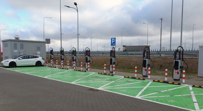 Punkty ładowania pojazdów elektrycznych na MOP przy autostradzie