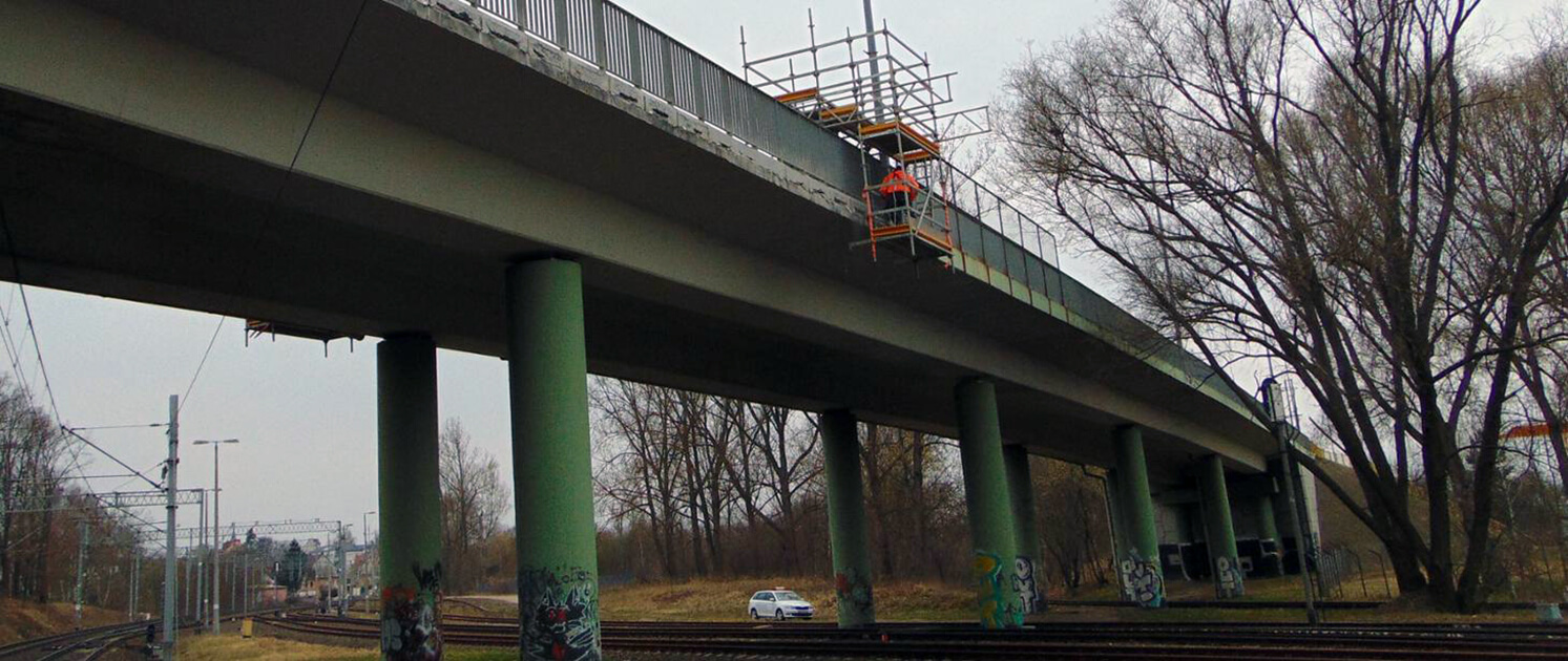 Remont gzymsów wiaduktu drogowego w Bolesławcu nad linią kolejową