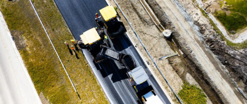 Remont DK55 – układanie nowej warstwy ścieralnej