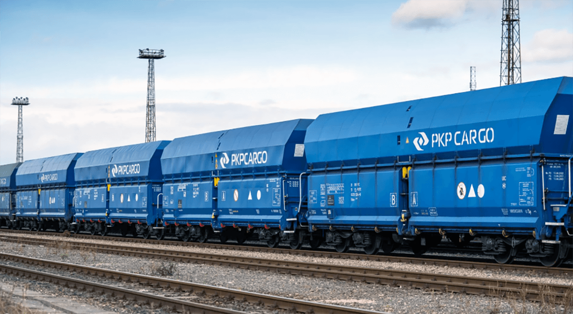 Decyzja węglowa PKP Cargo – pociąg towarowy spółki na linii kolejowej