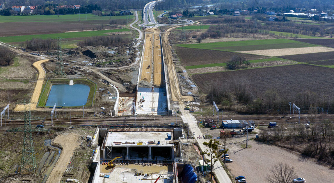 Widok z drona na przeciskany betonowy segment tunelu pod torami kolejowymi podczas budowy obwodnicy Oświęcimia, budowa tunelu pod torami w Oświęcimiu