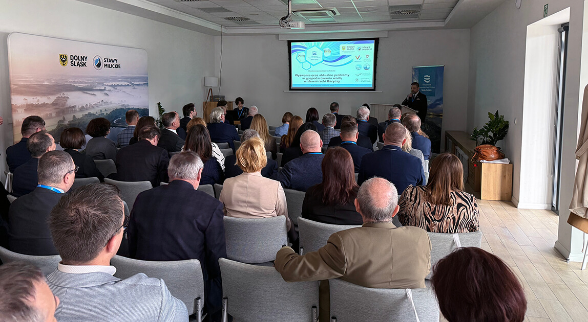 Uczestnicy konferencji Wód Polskich i Stawów Milickich o gospodarowaniu wodą w zlewni rzeki Barycz w Rudzie Sułowskiej
