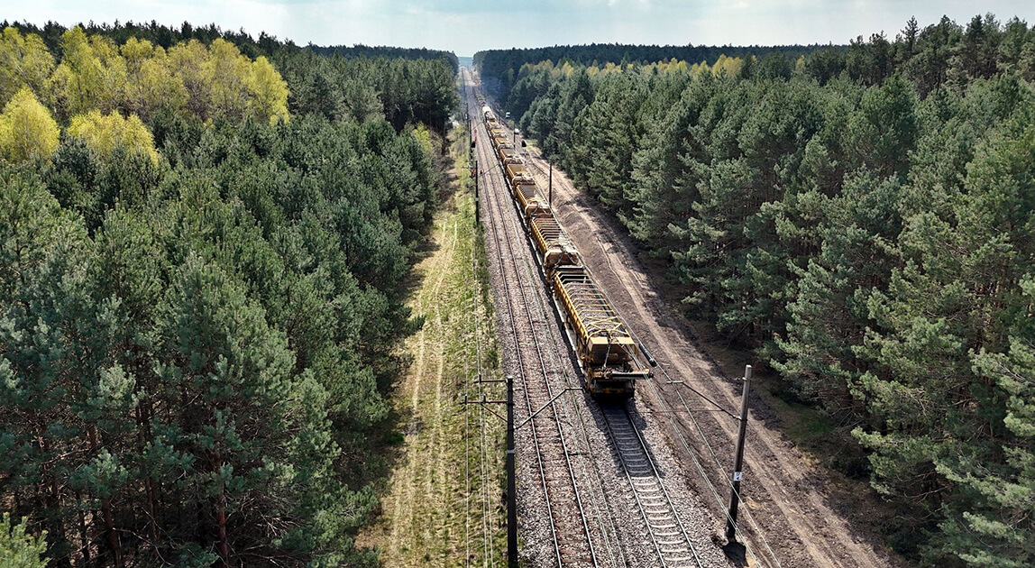 Maszyna AHM pracująca przy modernizacji linii kolejowej nr 73, pociągi pojada szybciej