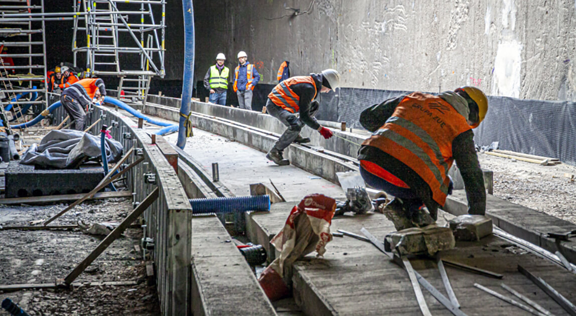 Tunel tramwajowy do Dworca Zachodniego w trakcie budowy z płytami torowymi