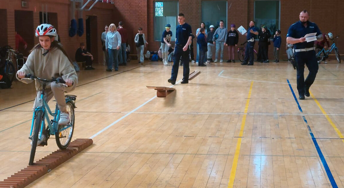 Uczniowie podczas eliminacji Turnieju BRD w Legnicy na torze rowerowym