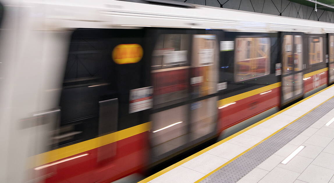Pociąg w warszawskim metrze, prace przygotowawcze przy planowanym przedłużeniu linii M2 do Ursusa