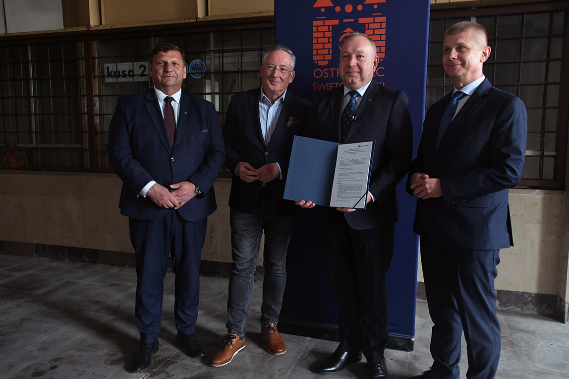 Dworzec kolejowy w Ostrowcu Świętokrzyskim przeznaczony do przebudowy w ramach programu PKP i współpracy z samorządem, podpisanie porozumienia dotyczącego przebudowy dwroca