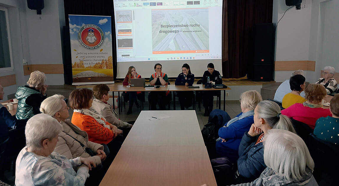 Spotkanie seniorów z Uniwersytetu Trzeciego Wieku w Miękini z policjantami podczas prelekcji o bezpieczeństwie drogowym i finansowym