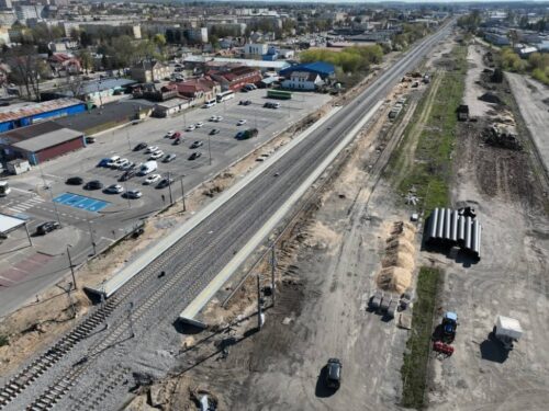 Modernizowana linia kolejowa prowadząca do Ostrołęki i Łomży, stacja kolejowa w Łomży