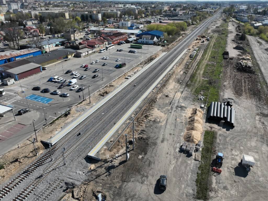 Modernizowana linia kolejowa prowadząca do Ostrołęki i Łomży, stacja kolejowa w Łomży