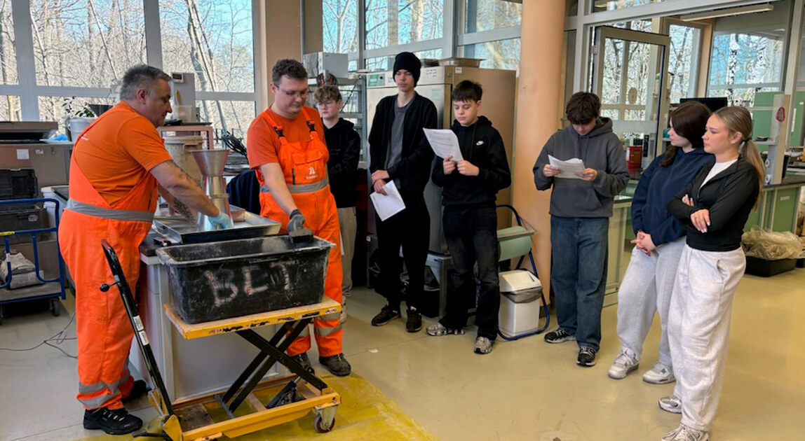 Uczniowie technikum podczas badań w laboratorium GDDKiA w Opolu