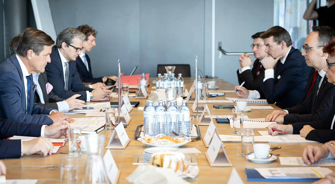 Minister Dariusz Klimczak podczas wizyty w Wiedniu omawia współpracę transportową Polski i Austrii oraz rozwój połączeń kolejowych TEN-T