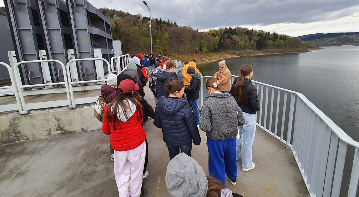 Uczniowie podczas zajęć edukacyjnych na zbiorniku Świnna Poręba zwiedzają zaporę i elektrownię wodną