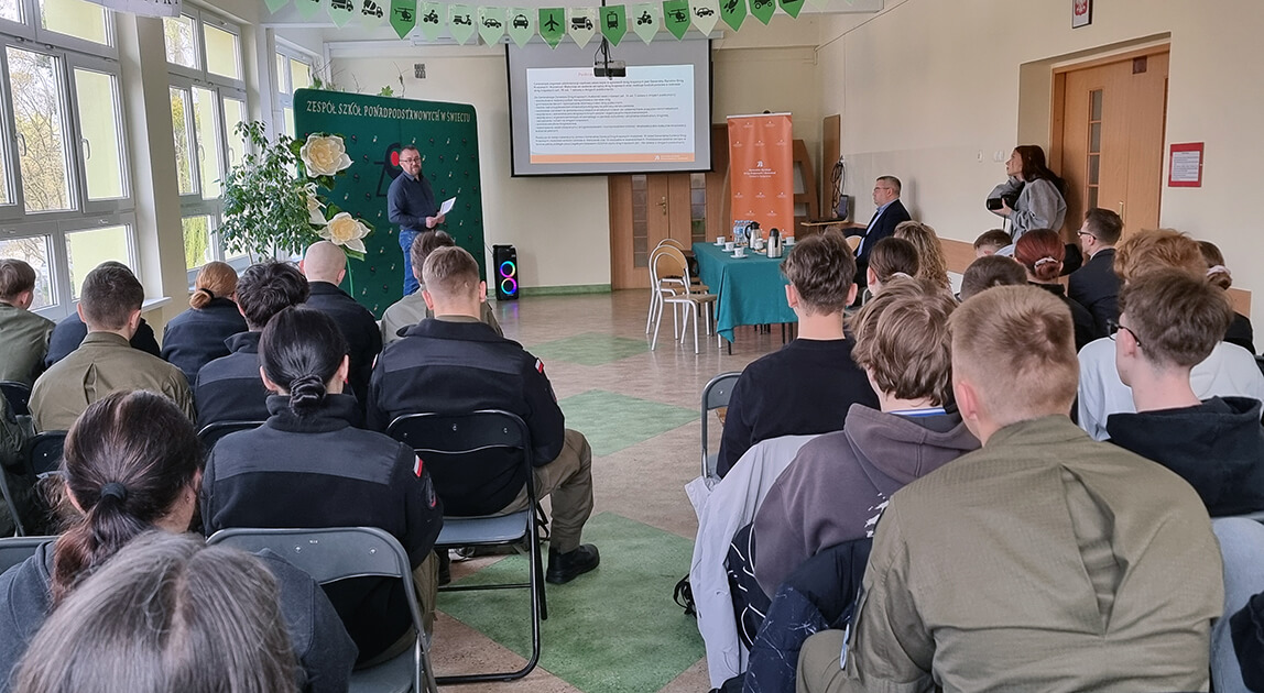 Spotkanie przedstawicieli GDDKiA z uczniami w szkole w Świeciu podczas Dnia Logistyki