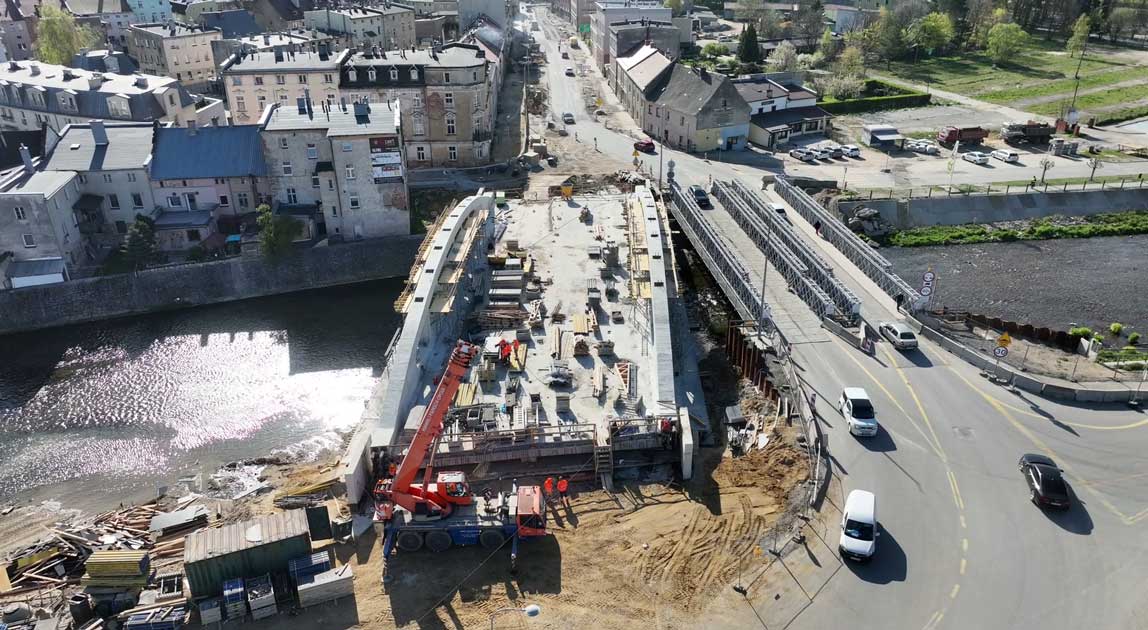 Budowa mostu w Głuchołazach nad Białą Głuchołaską