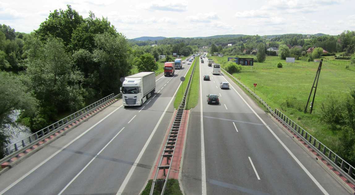 DK7 w miejscowości Głogoczów